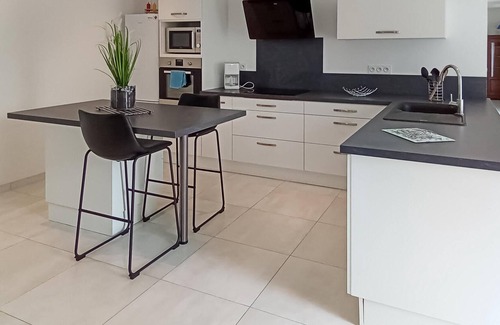 Pluherlin House | This spacious vacation home offers you space for the whole family near a lake.