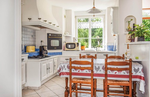 Evran House | This stone vacation home enjoys a quiet location not far from the Rance River and the sea.