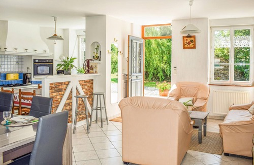 Evran House | This stone vacation home enjoys a quiet location not far from the Rance River and the sea.