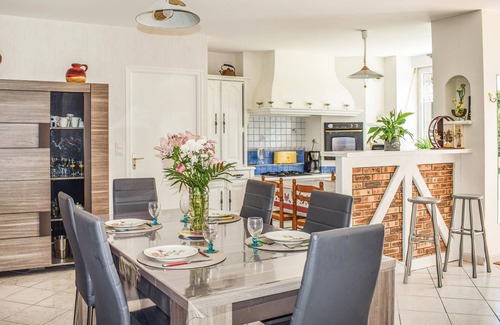 Evran House | This stone vacation home enjoys a quiet location not far from the Rance River and the sea.