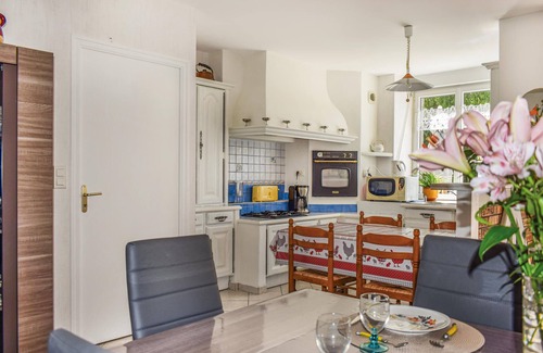 Evran House | This stone vacation home enjoys a quiet location not far from the Rance River and the sea.