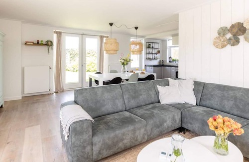 Egmond aan den Hoef Apartment | This stunning holiday home lets you enjoy everything that Egmond aan den Hoef has to offer: sea, beach, forest, dunes and the picturesque surrounding villages & towns.