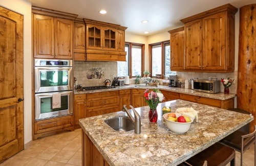 Sandy House | This stunning lodge is nestled on the Wasatch Mountain foothills!