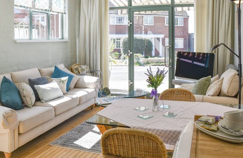 Reedham Cottage | This super ground floor apartment is perfect for couples and friends holidaying together.