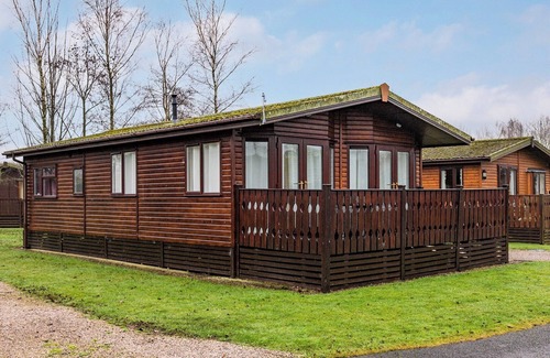 Carnforth Ski Chalet | This traditional two bedroom holiday home one row back from the lake, boasts partial lake views.