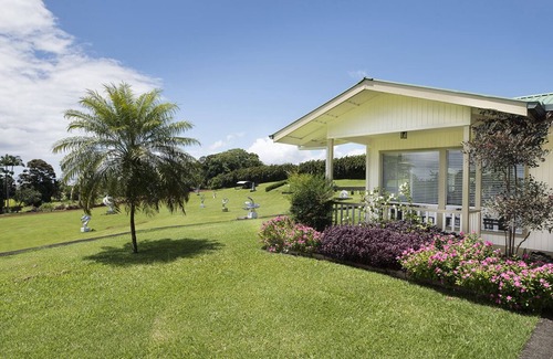 Pepeekeo House | This Tropical Bungalow features Air Conditioning and Tempurpedic King Bed