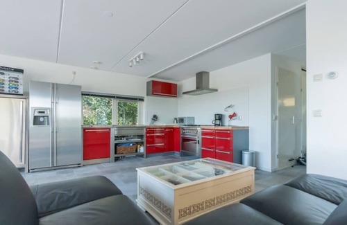 Oude-Tonge House | This Volkeraklodge is equipped with all the comforts for a wonderful fishing holiday, with a boat qu