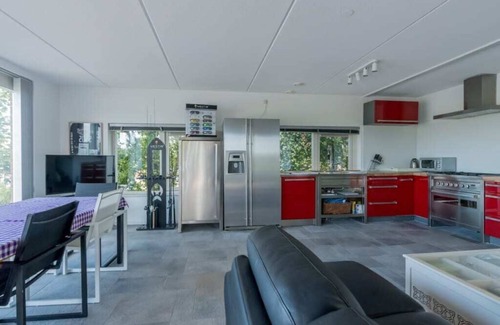 Oude-Tonge House | This Volkeraklodge is equipped with all the comforts for a wonderful fishing holiday, with a boat qu