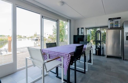 Oude-Tonge House | This Volkeraklodge is equipped with all the comforts for a wonderful fishing holiday, with a boat qu