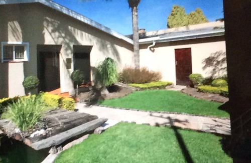 Paarl House | This warm, homely modern Guesthouse lies within the Paarl Wineland's