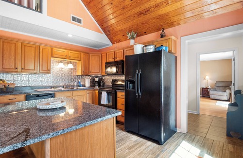 Houston House | Thistle Brae - near Lakeshore Marina