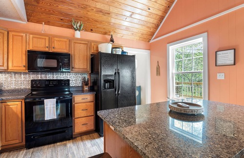Houston House | Thistle Brae - near Lakeshore Marina