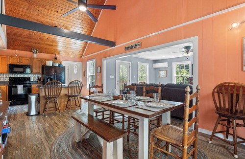 Houston House | Thistle Brae - near Lakeshore Marina