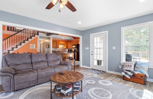 Houston House | Thistle Brae - near Lakeshore Marina