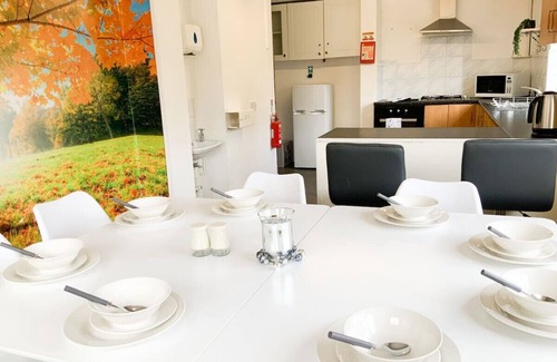 Shirley House | Thornbury House - A large house that sleep up to 15 Guests with free parking on the driveway.