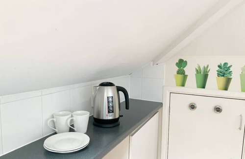 Shirley House | Thornbury House - A large house that sleep up to 15 Guests with free parking on the driveway.