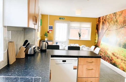 Shirley House | Thornbury House - A large house that sleep up to 15 Guests with free parking on the driveway.