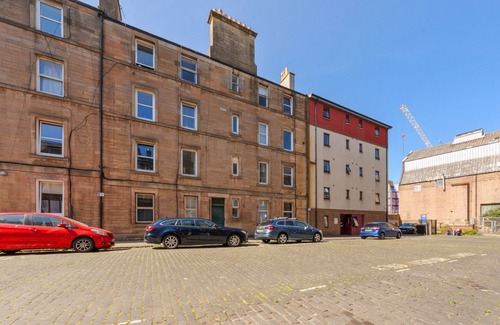 Leith Apartment | Thorntree 2 Bedroom Apartment with Sofa Bed - Edinburgh