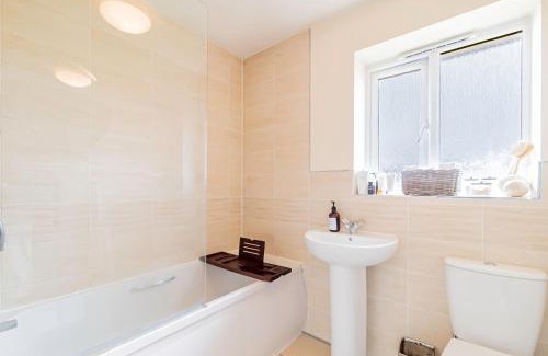 Birmingham Apartment | Three Bedroom Birmingham Stay Free Parking Perfect for Families Travellers Professionals M6