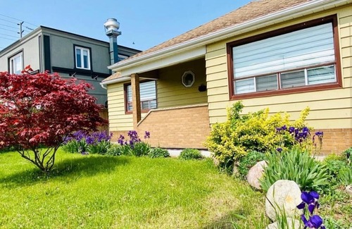 Streetsville House | Three Bedroom Bungalow with free parking, closer to commercial area and highway