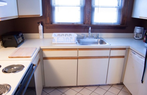 Niagara Falls Apartment | Three Bedroom Entire Apartment Great for Families.