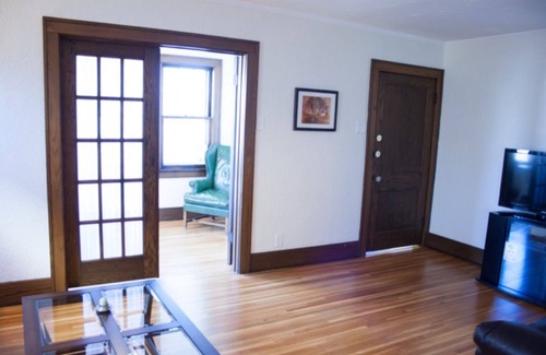 Niagara Falls Apartment | Three Bedroom Entire Apartment Great for Families.
