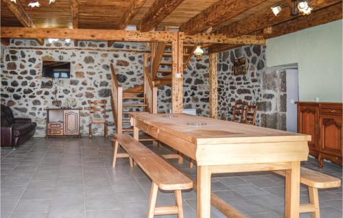 Saint-Hippolyte House | Three-Bedroom Holiday Home In Cheylade