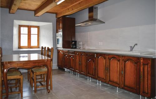 Saint-Hippolyte House | Three-Bedroom Holiday Home In Cheylade