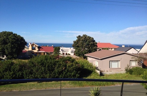 Kleinmond House | Three-Bedroom Holiday House - Picolla Bocca Villa