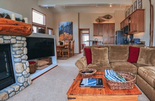 Mammoth Lakes Condo | Three Bedroom Snowcreek V Condo with Spectacular View of Mammoth Mountain!