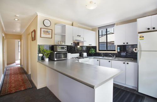 Coburg North Apartment | Three Bedroom Sweet Retreat in Coburg