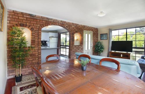 Coburg North Apartment | Three Bedroom Sweet Retreat in Coburg