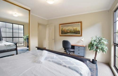 Coburg North Apartment | Three Bedroom Sweet Retreat in Coburg
