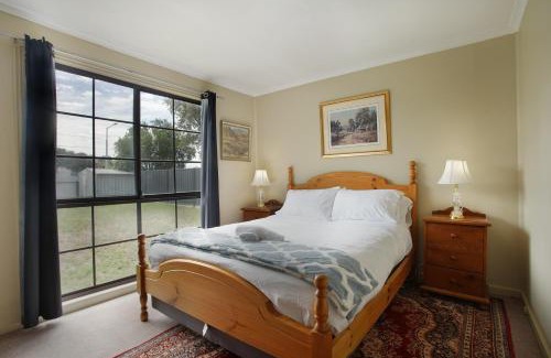 Coburg North Apartment | Three Bedroom Sweet Retreat in Coburg