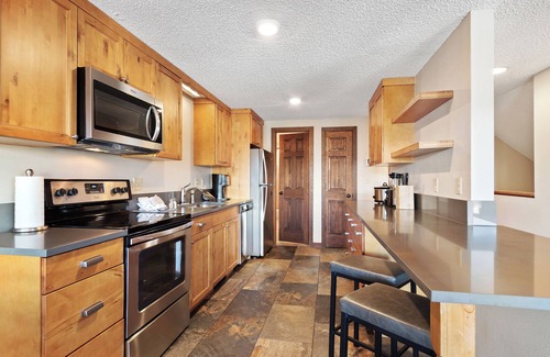 Baldy Mountain Condo | Three Bedroom Townhouse. AMAZING VIEWS. On bus route. Pet friendly.