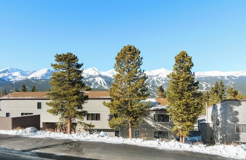 Baldy Mountain Condo | Three Bedroom Townhouse. AMAZING VIEWS. On bus route. Pet friendly.