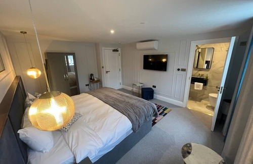St. Johns Wood Hotel | Three Falcons Hotel