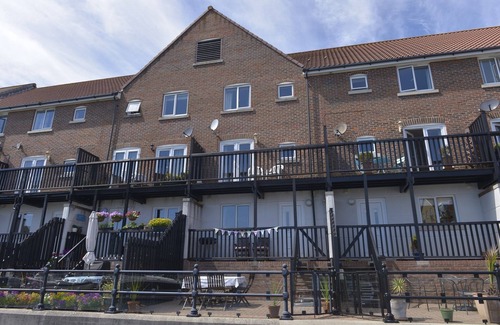 Eastbourne House | Three floor townhouse Next to the Water For Families and Friends with 3 bedroom