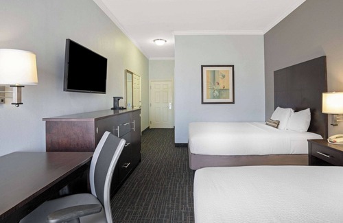 Westchase Hotel | Three Houston Texas Rooms with Free Parking, Pets Are Welcome