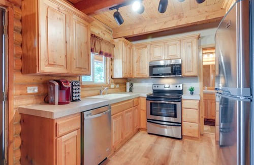 Meadow View Heights Cabin | Three level cabin with Hot Tub