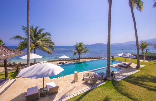 Candi Dasa Villa | Three oceanfront luxury villas with sauna and tennis court
