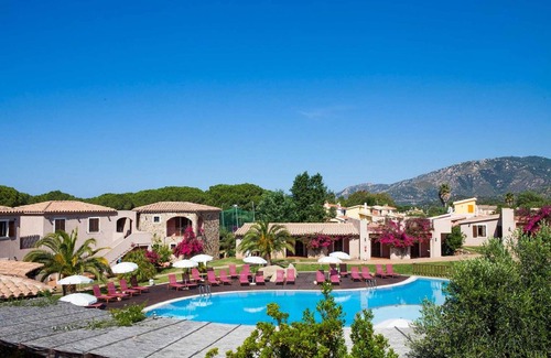 Campulongu Apartment | Three-room apartment with pool