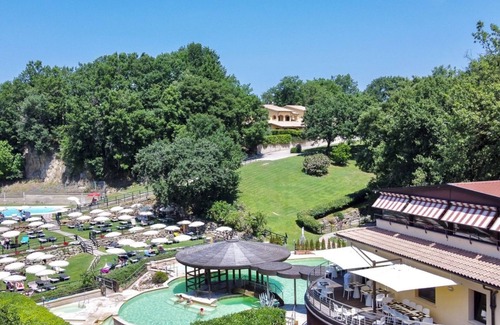 Sorano Apartment | Three-room apartment of approximately 75 m2 located on the ground floor or first floor with air conditioning, independent heating and wi fi connection.Consisting of a large living room with equipped kitchenette, fridge, microwave oven, toaster, sofa and