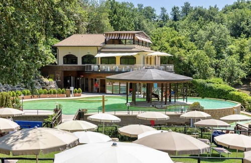 Sorano Apartment | Three-room apartment of approximately 75 m2 located on the ground floor or first floor with air conditioning, independent heating and wi fi connection.Consisting of a large living room with equipped kitchenette, fridge, microwave oven, toaster, sofa and