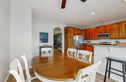 Sun Ridge House | Three-Story Bayside Resort Retreat W/Shared Pool/Hot Tub, Balcony & Central AC