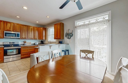 Sun Ridge House | Three-Story Bayside Resort Retreat W/Shared Pool/Hot Tub, Balcony & Central AC