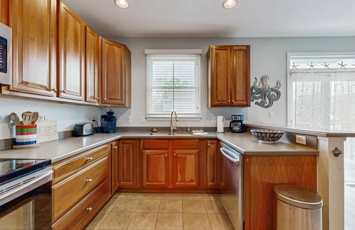 Sun Ridge House | Three-Story Bayside Resort Retreat W/Shared Pool/Hot Tub, Balcony & Central AC