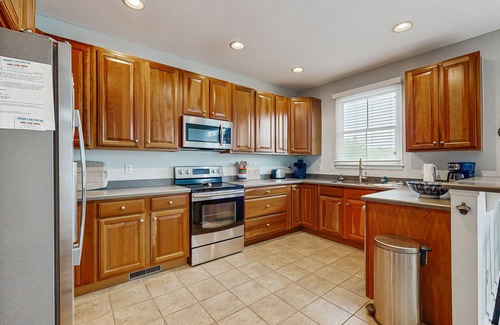 Sun Ridge House | Three-Story Bayside Resort Retreat W/Shared Pool/Hot Tub, Balcony & Central AC