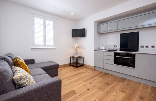 Pettistree Cottage | Three Tuns Apartments - Hazel - sleeps 2 guests in 1 bedroom