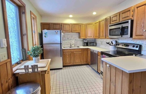 Central Vermont- Killington House | ThreeBears- AC, Hot Tub, Views, Fire Pit, Grill
